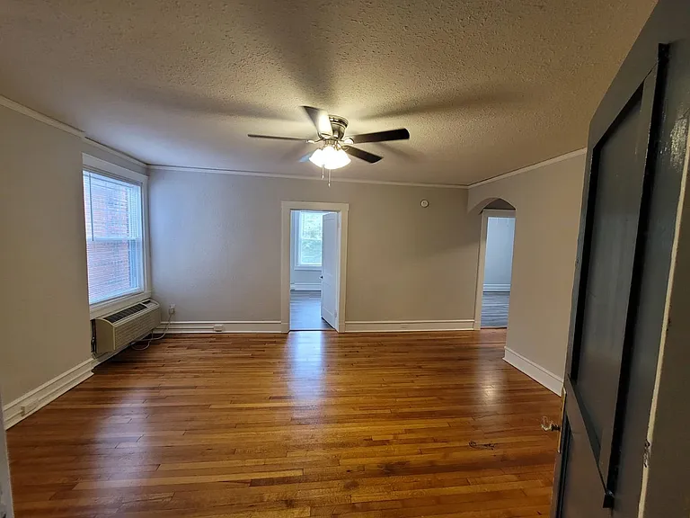 2400 Barton Ave — Photo 10