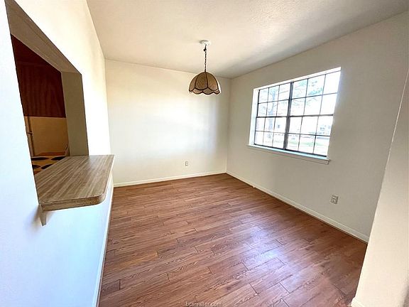3rd image of 704 Navarro Dr #A
