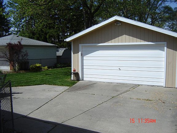 Garage - 2 Car w/automatic door