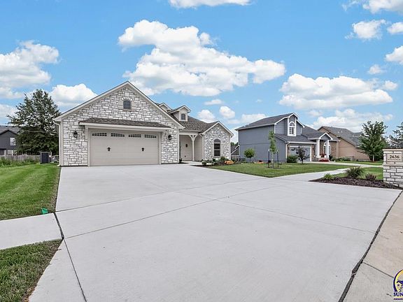 4th image of 2636 SW Sherwood Park Dr