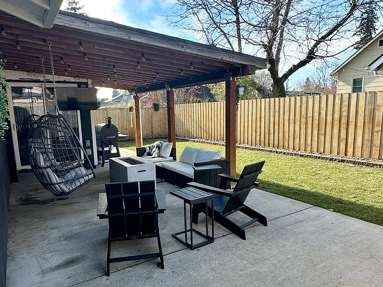 1016 Leonard St — Photo 24