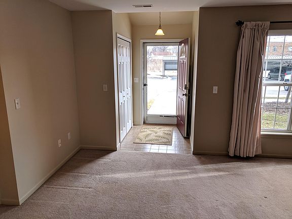 Entry way w/coat closet