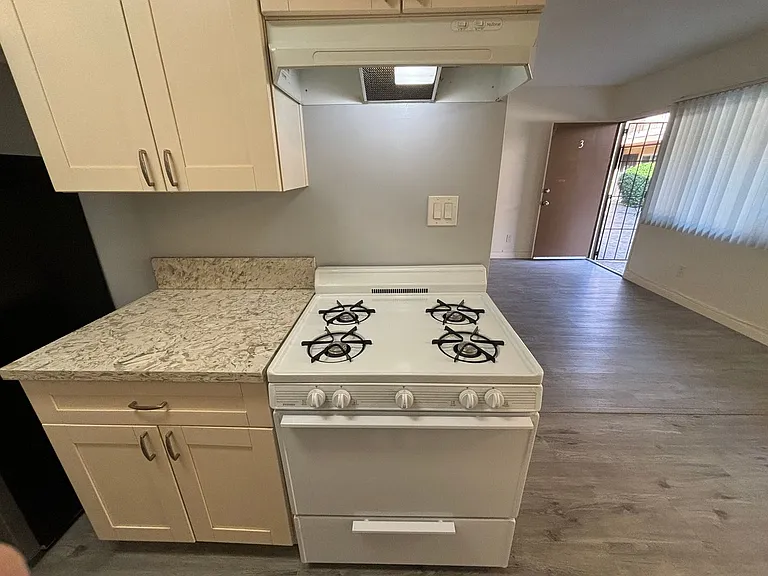 526 E Windsor Rd — Photo 10