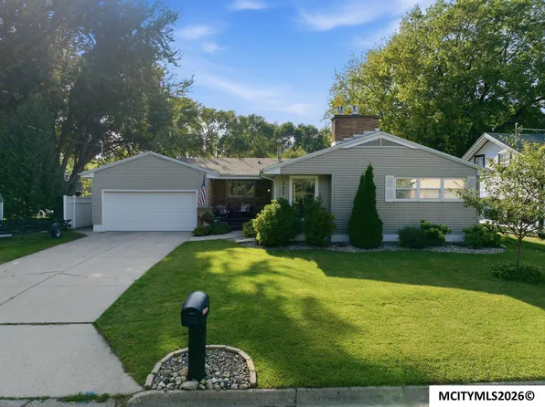 311 19th St W, Clear Lake, IA 50428