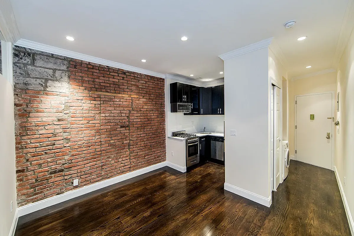 Building Photo - 409 E 81st St #2B