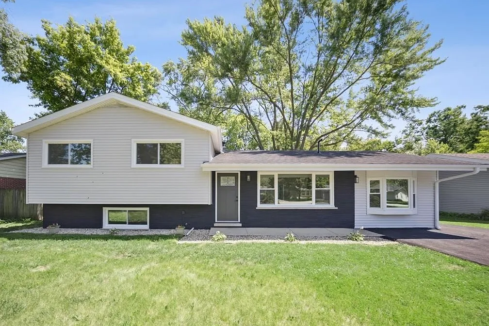 22W633 Burr Oak Dr photo 1
