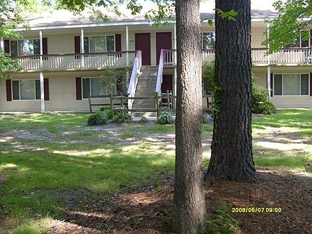 Exterior of Lakewood West Apartments