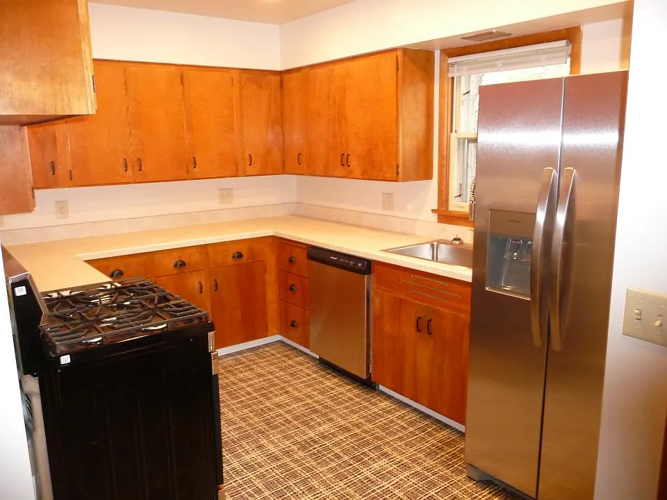 4 bed, 2.0 bath, 2200 sqft, $2,450 — Photo 3