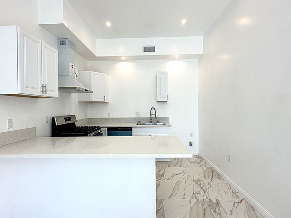 5th image of 16023 Wyandotte St #25