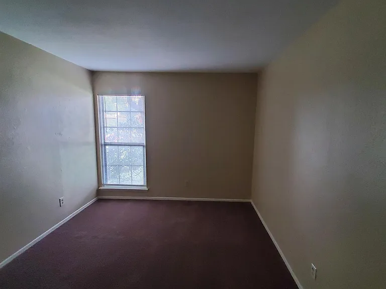 1125 Greenbriar Ln — Photo 3