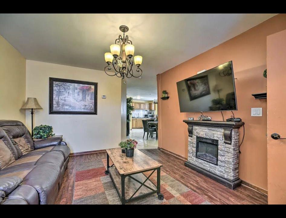 1st image of 3045 Evaline Ave