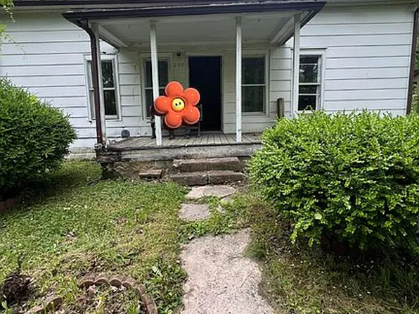 209 E Poplar St, Cobden, IL 62920