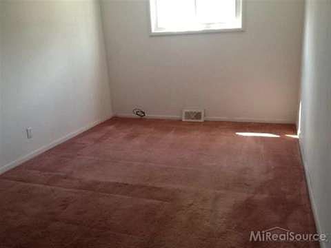 4th image of 2096 Oaknoll St