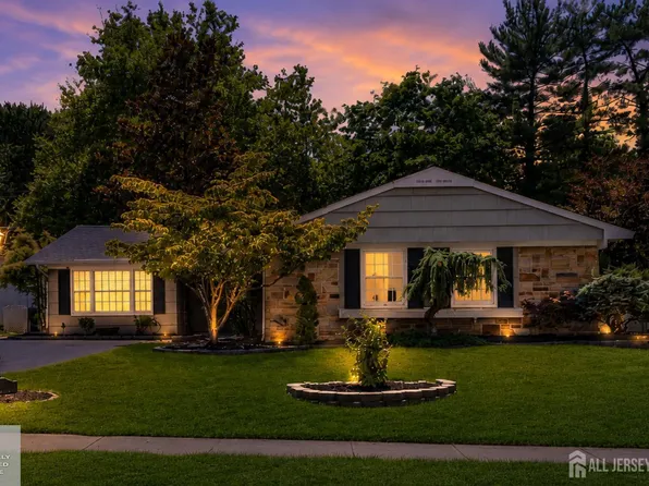 26 Inglewood Ln, Aberdeen, NJ 07747