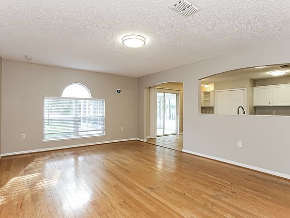 4th image of 58 Reeding Ridge Dr W