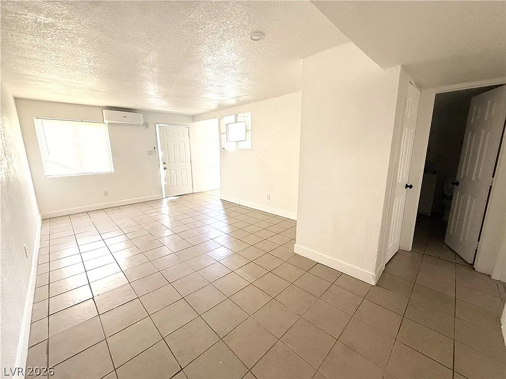 2 bed, 1.0 bath, 560 sqft, $890 — Photo 4
