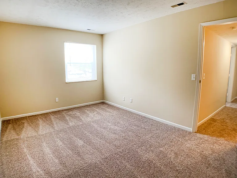 Crown Crossing Apartments — Photo 36