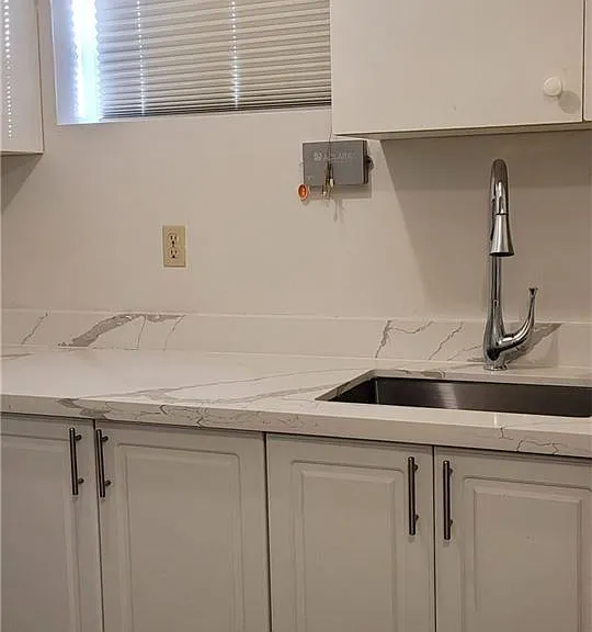 855 Ellesmere Rd #MAIN LOWER — Photo 5