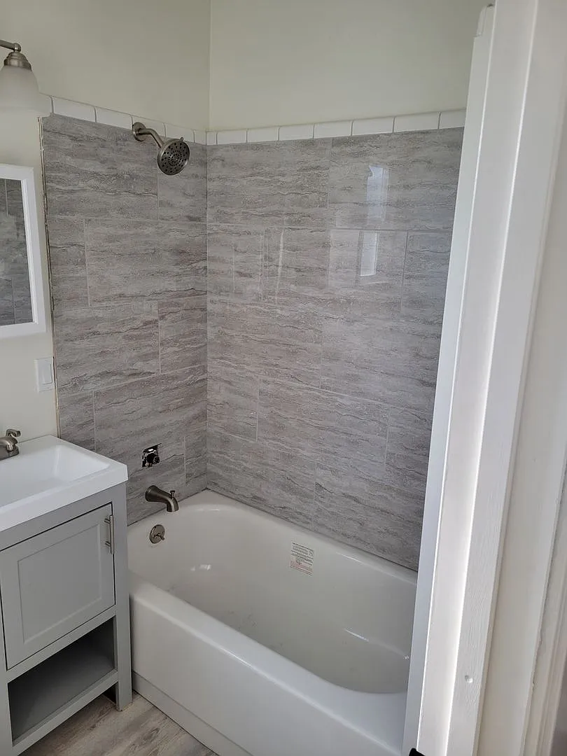 Coming Soon Update One Bed One Bath Single Standing Unit With Parking — Photo 3