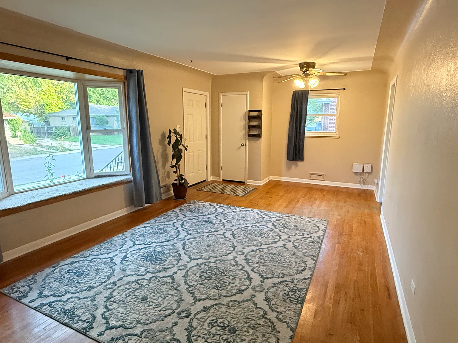 5 bed, 2100 sqft, $3,200 — Photo 3