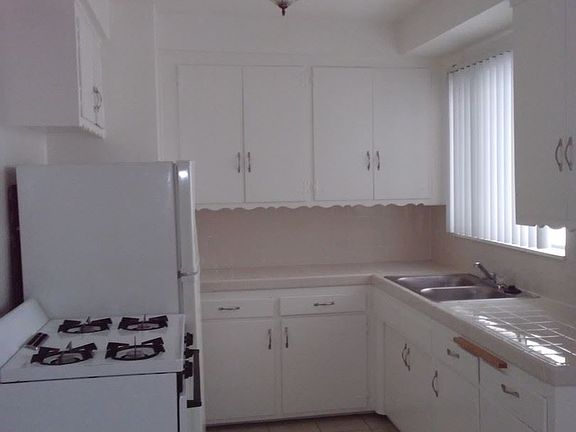 3rd image of 228 S Mariposa Ave APT 11
