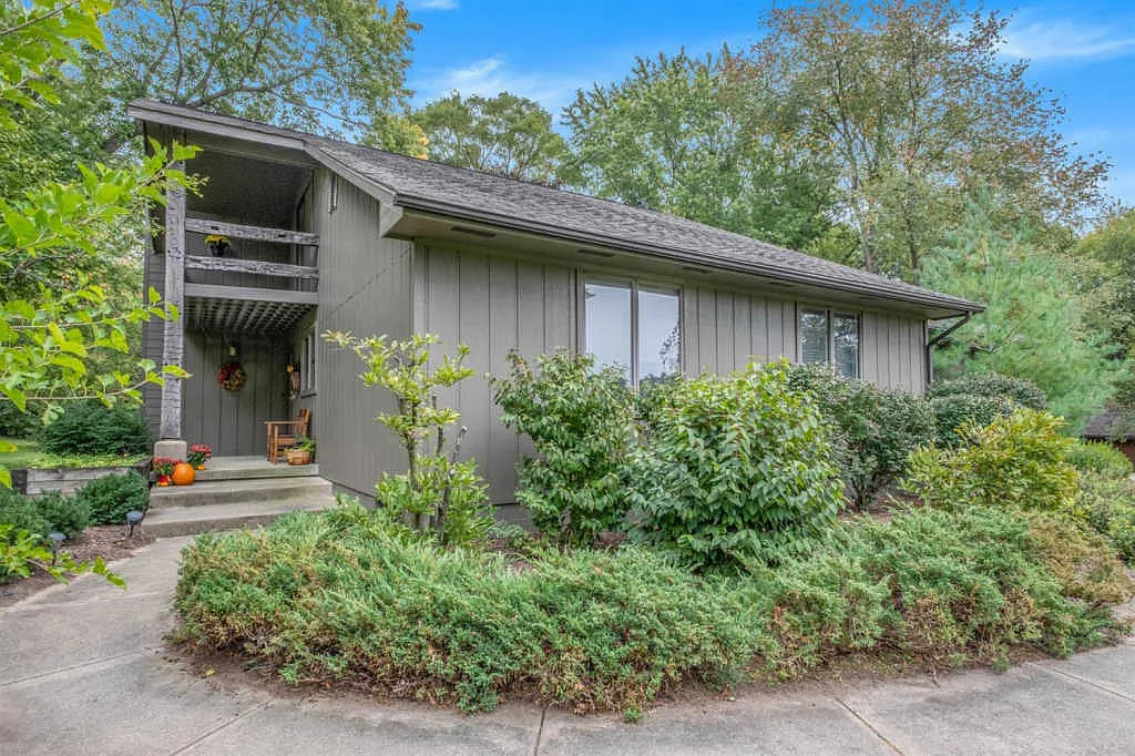 8766 Sleepy Hollow Dr photo 1