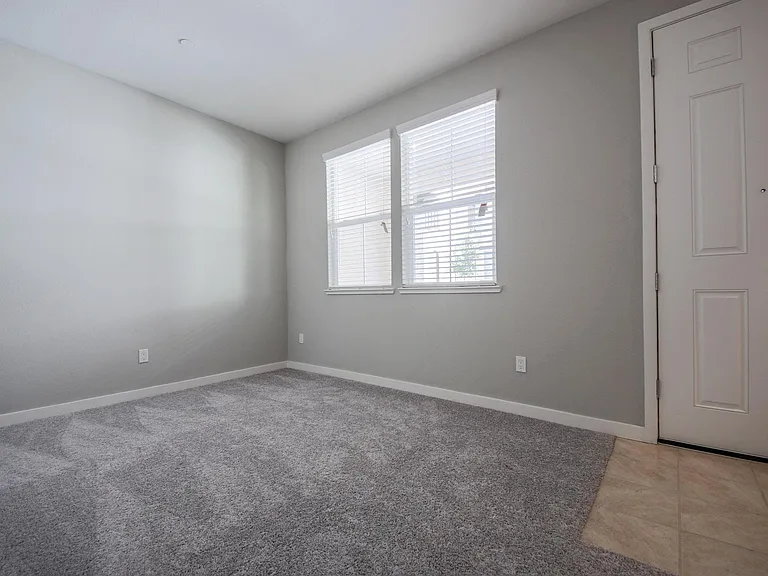 1579 Pratt Pl — Photo 6