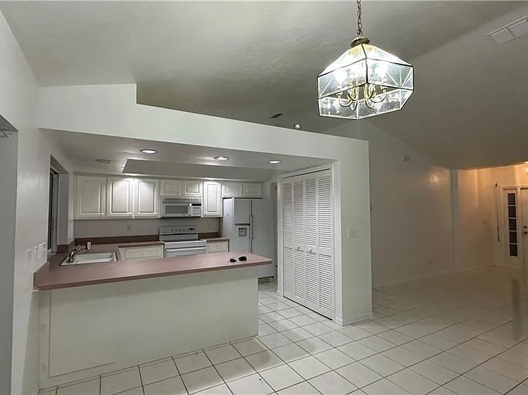 701 Arianne Ct — Photo 8