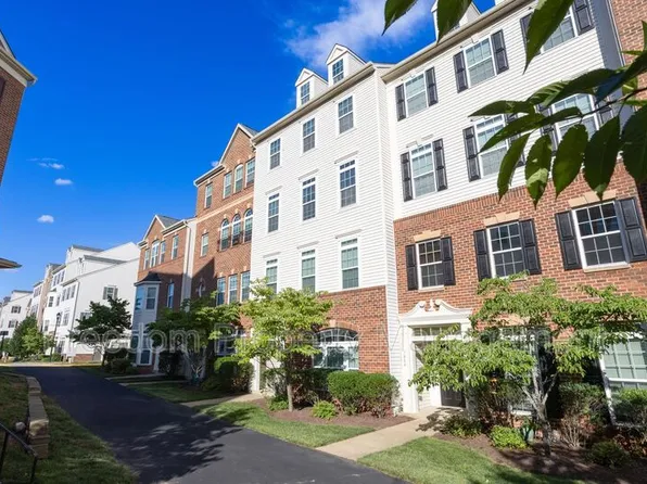 7408 Brunson Cir, Gainesville, VA 20155