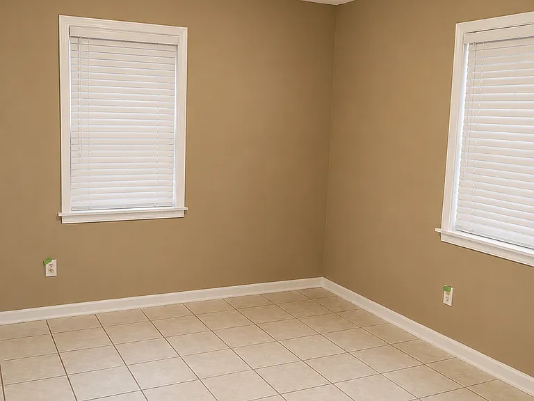 1319 Glenn St — Photo 3