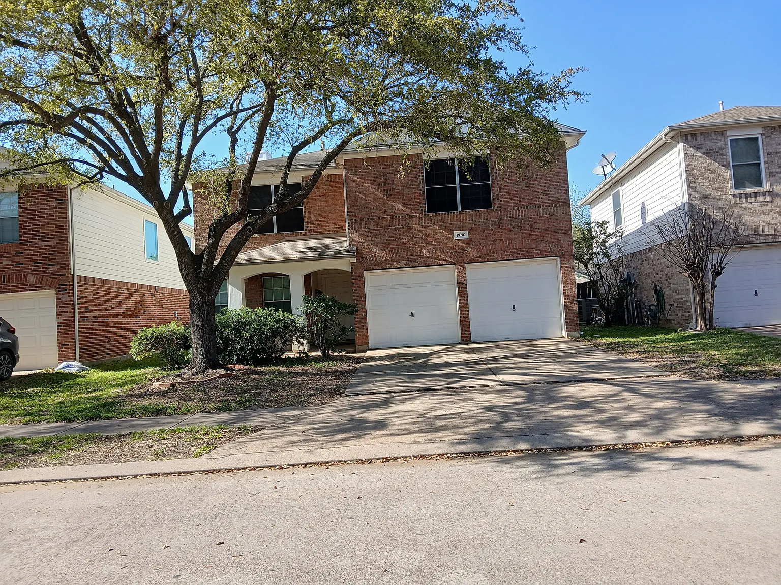 4 bed, 3.5 bath, 2411 sqft, $2,500 — Photo 1