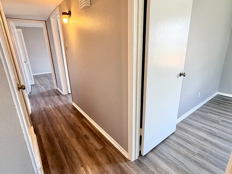 102 Charing Cross Ln — Photo 12