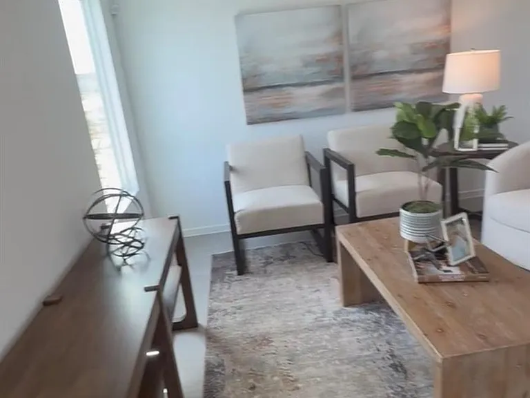 386 Lucia Way — Photo 2