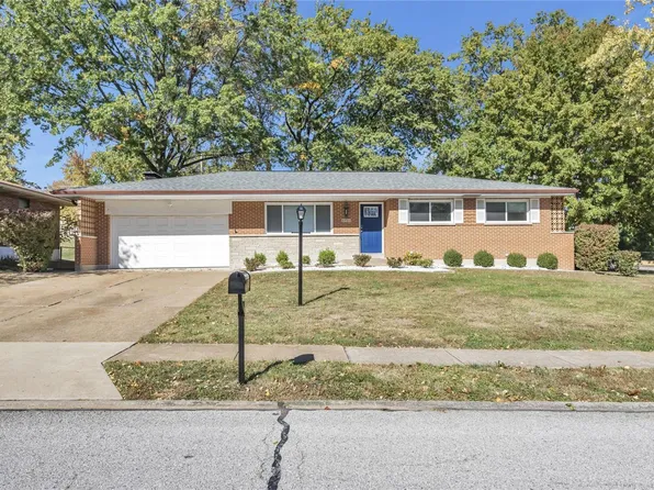 8946 Red Oak Dr, Saint Louis, MO 63126