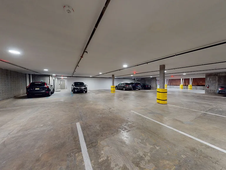 142 Social: Luxury 1 & 2 bedroom apartments with private outdoor space and covered, secured parking. — Photo 18