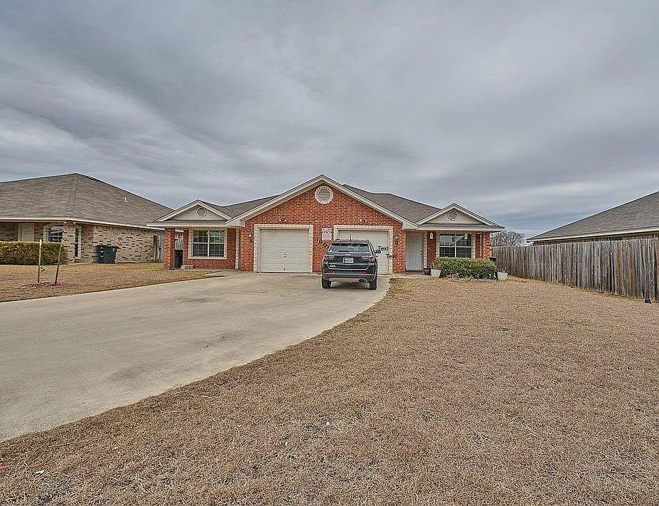 3 bed, 2.0 bath, 2694 sqft, $1,299 — Photo 1