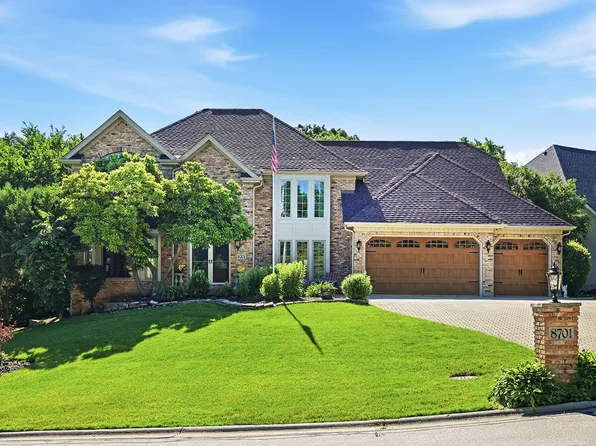 8701 Lake Ridge Dr, Darien, IL 60561