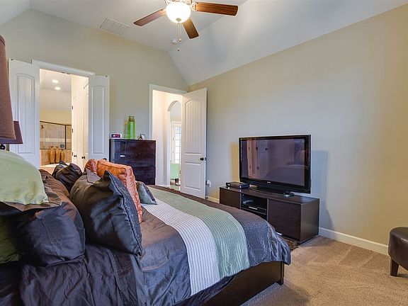 4th image of 55 Donna Lyn Dr