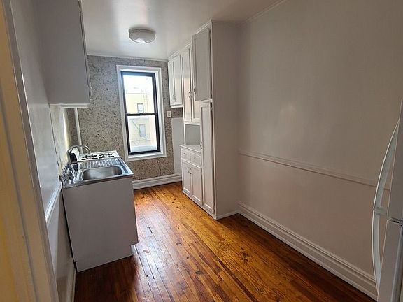4th image of 30-75 34th St #301