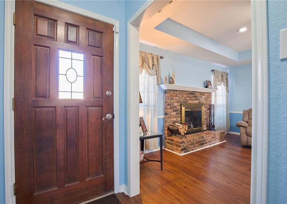 1st image of 407 Sunset Dr