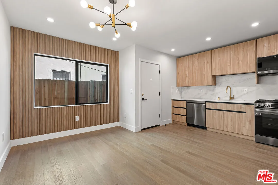 3 bed, 2.0 bath, 1000 sqft, $4,400 — Photo 2