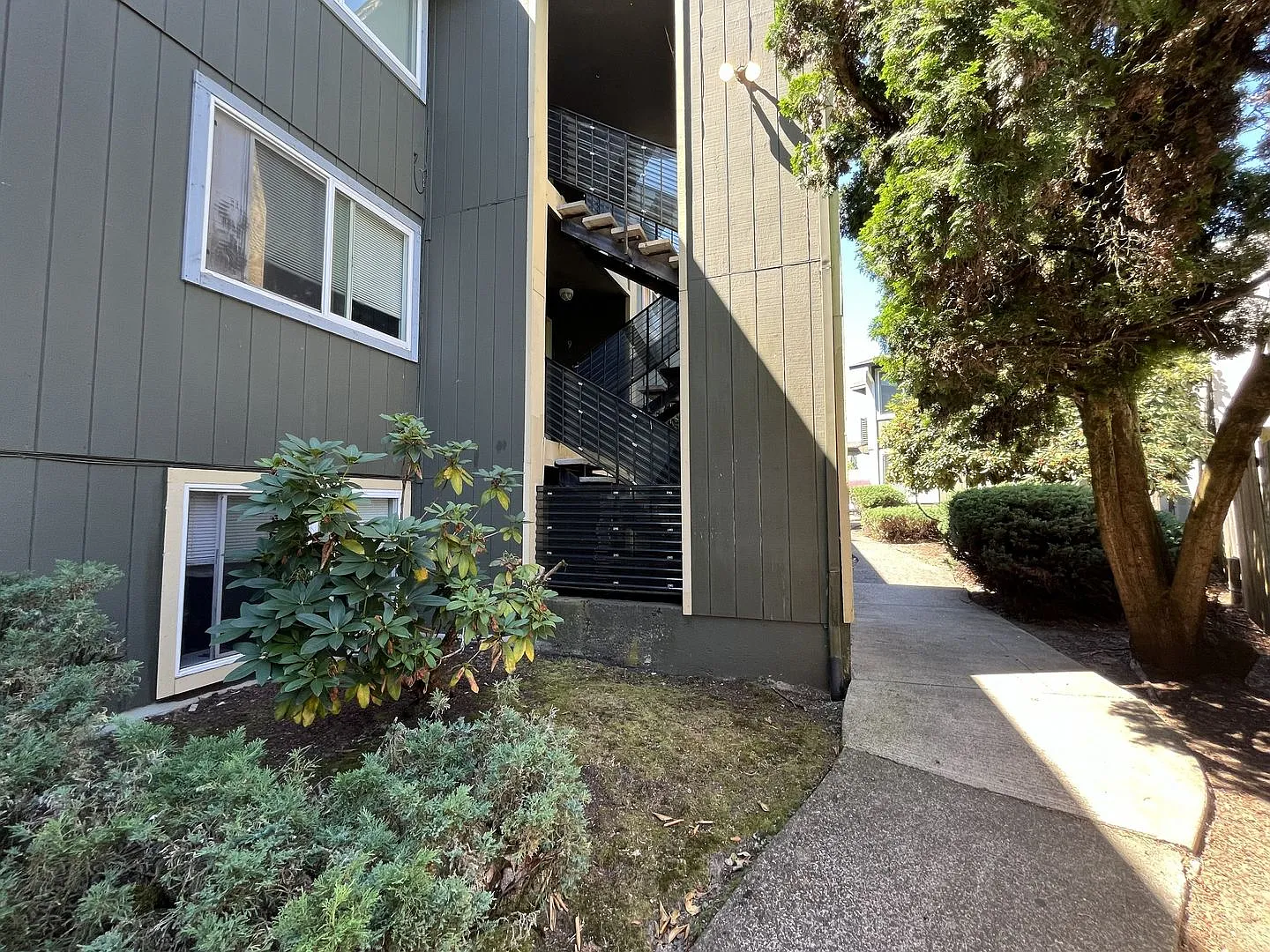 Bright Upper-Level 2 Bedroom Apartment with Private Balcony and Vinyl Flooring Near Multnomah Vil... — Photo 3