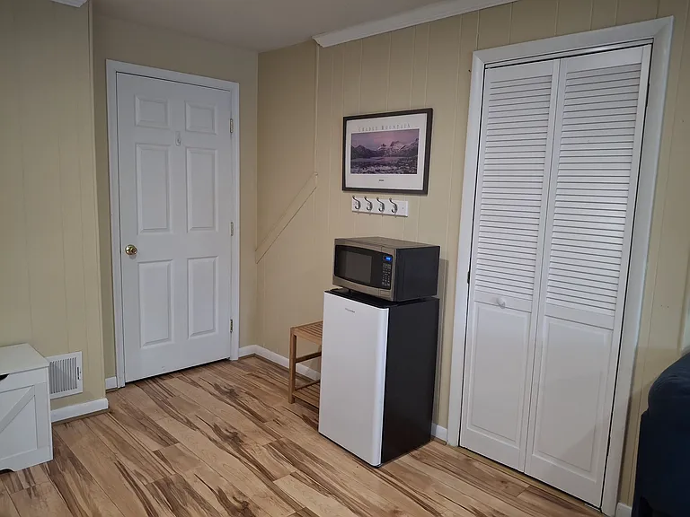Lower level: additional living space/guest room/additional bedroom