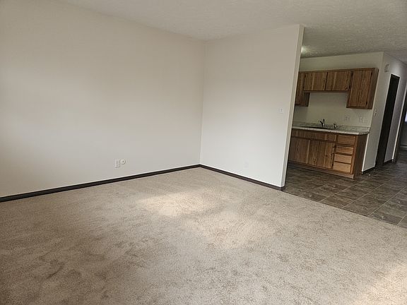 2nd image of 1002 Quail Dr APT 19