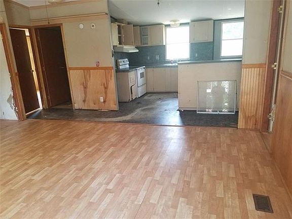 3rd image of 27 Lake St