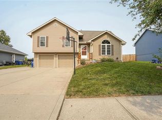 802 Diamond Ct, Smithville, MO 64089