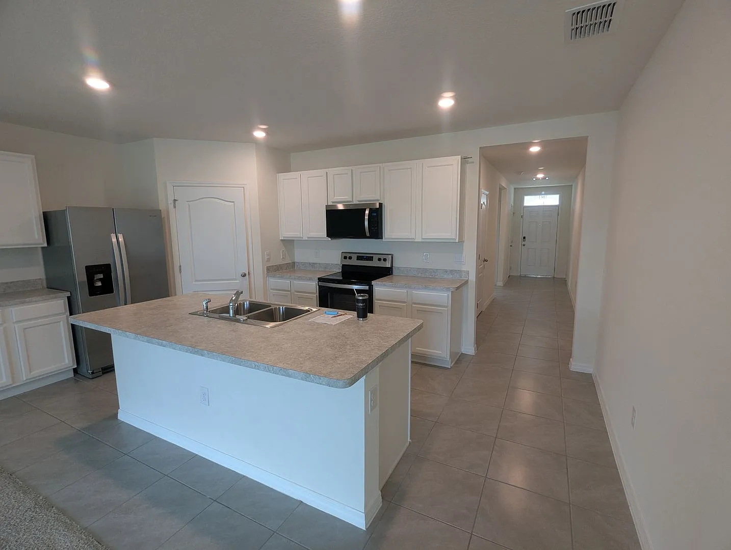 Beautiful 3 Bedroom, 2 Bathroom Home for Rent! — Photo 4