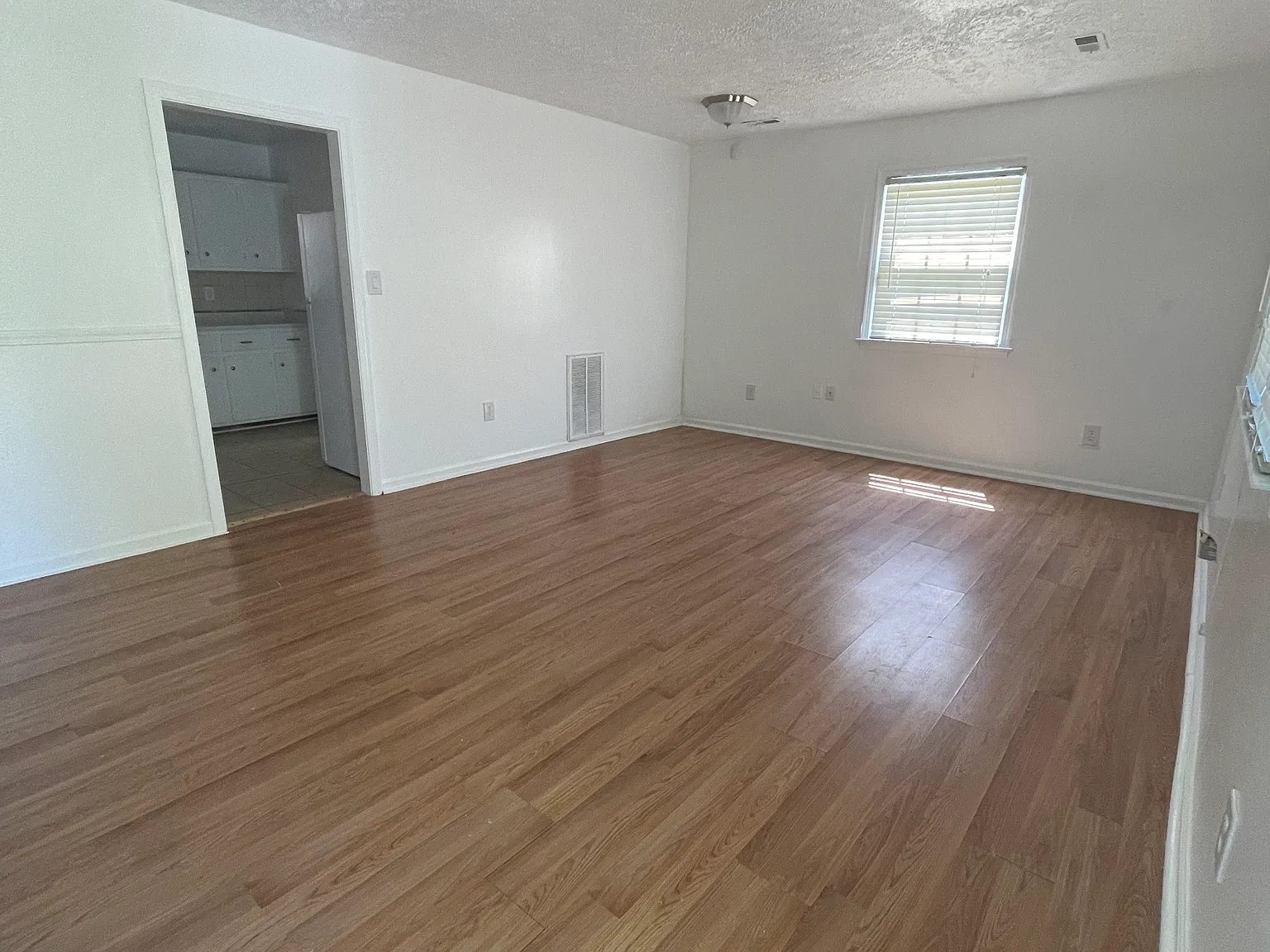 3 bed, 1590 sqft, $1,700 — Photo 2