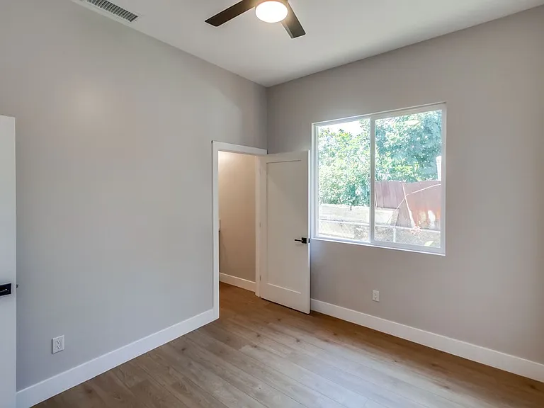 754 W 9th Ave — Photo 11