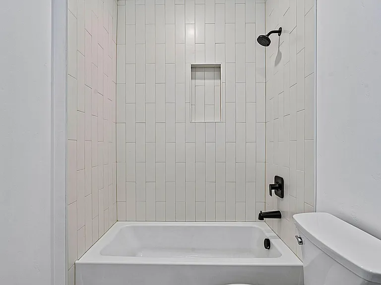 449 E Greenwood Ave — Photo 31
